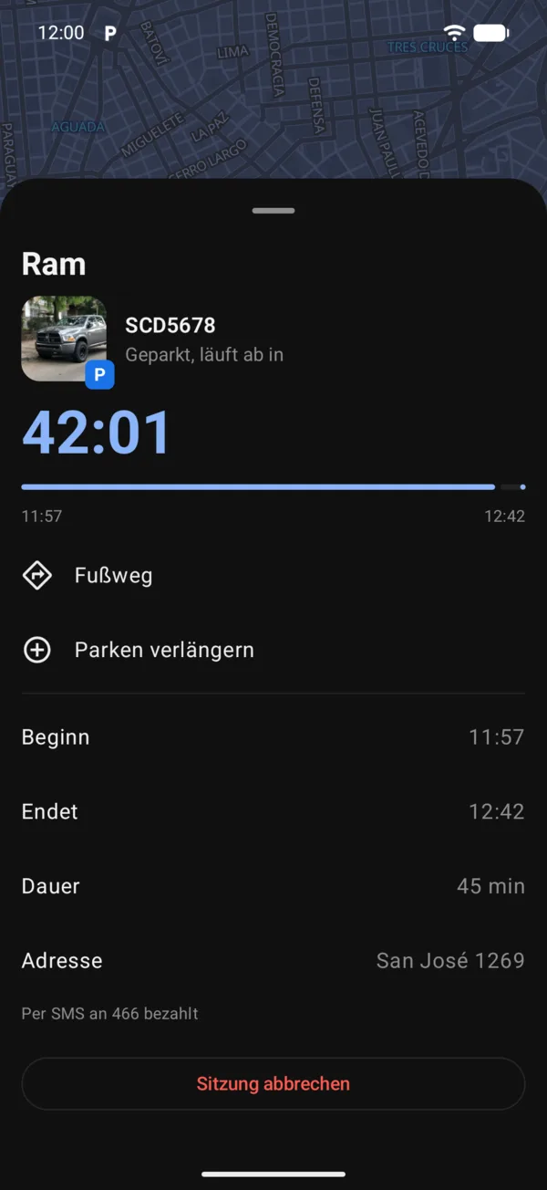 Ein geparktes Fahrzeug mit der Restzeit, Fußweg und Parken verlängern