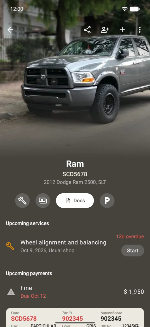 A vehicle’s page with its photo, its buttons and the upcoming payments