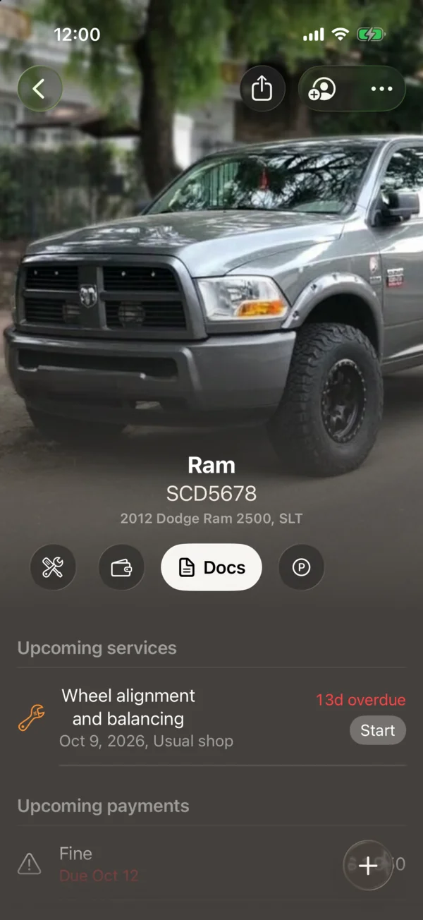 A vehicle’s page with its photo, its buttons and the upcoming payments