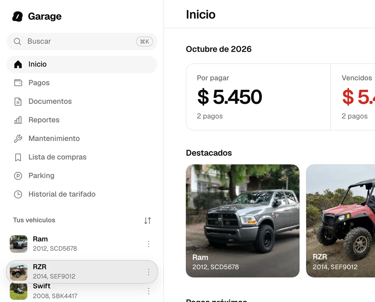 El menú lateral de la web en una computadora, con un vehículo moviéndose en Tus vehículos