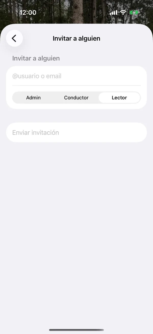 La pantalla Invitar a alguien con el campo de usuario o email y el rol