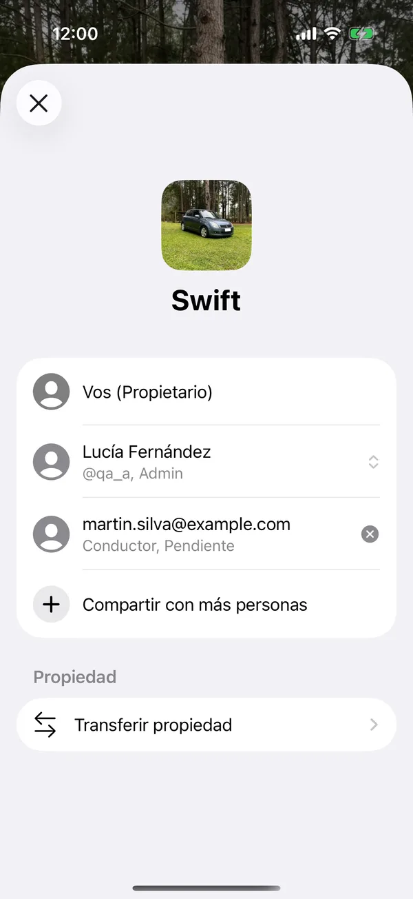 La lista de personas de un vehículo, con un admin y una invitación pendiente