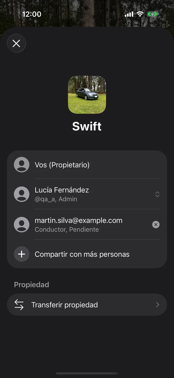La lista de personas de un vehículo, con un admin y una invitación pendiente