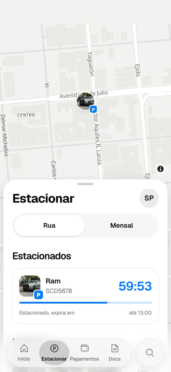 Um veículo estacionado pelo iPhone, na aba Estacionar da web