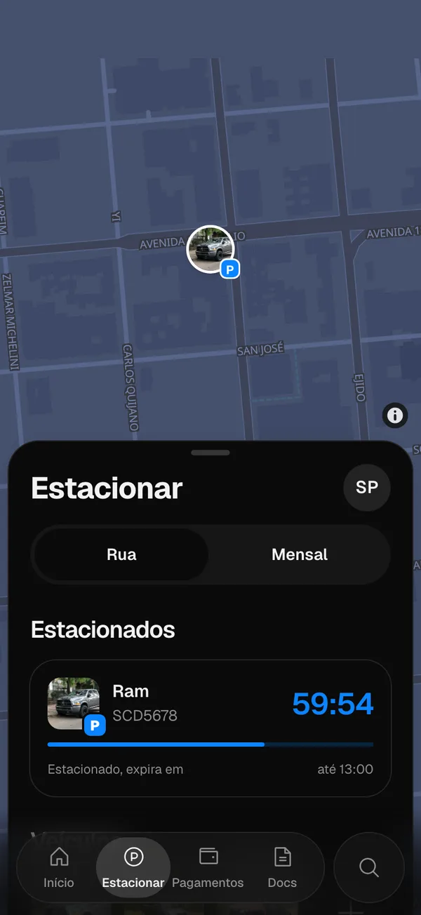 Um veículo estacionado pelo iPhone, na aba Estacionar da web