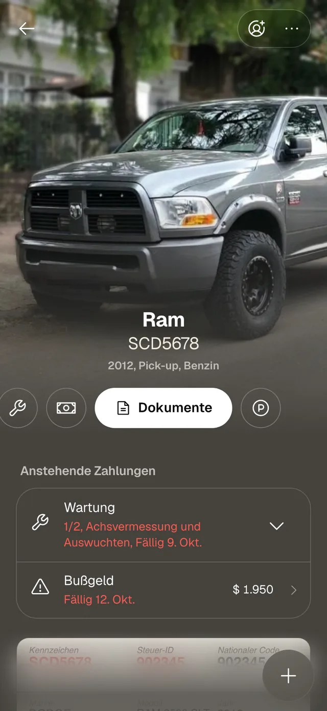 Die Seite eines Fahrzeugs im Web, im Browser eines Handys
